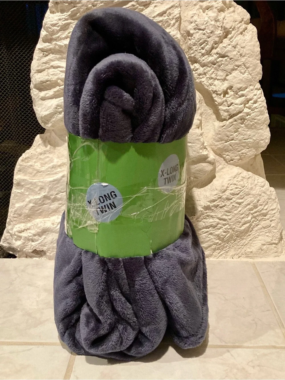 COLLEGE READY!! kate spade Plush Throw Blanket in Deep Navy Blue- Twin XL